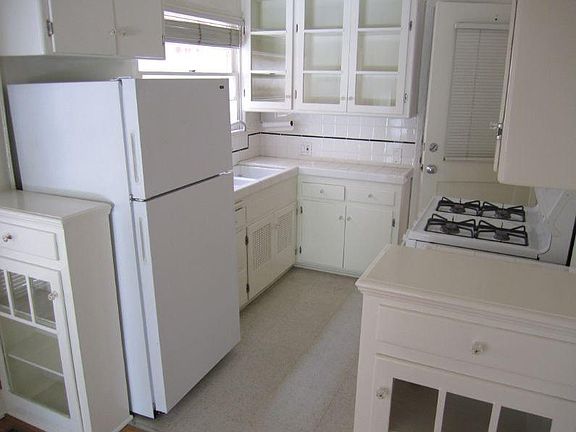 4th image of 2285 N Beachwood Dr APT 2
