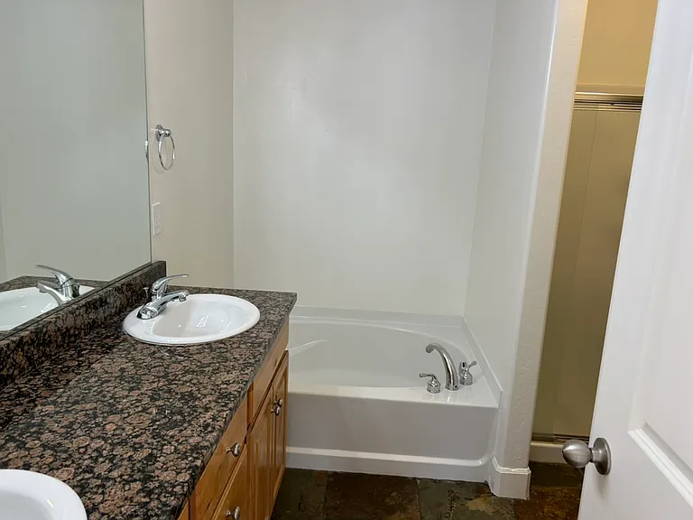 607 E Wyngate Pointe Ln — Photo 14