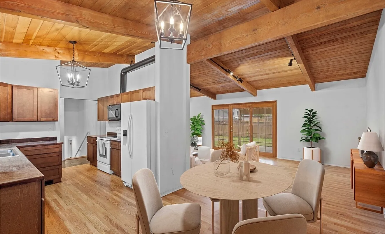 8 bed, 2868 sqft, $650 — Photo 1