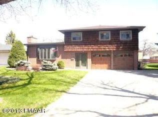 2414 Rivershore Dr S, Moorhead, MN 56560