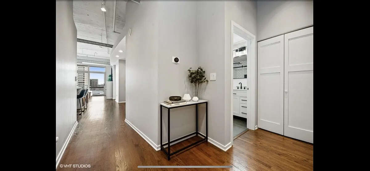 Photo 2 of 18 - 933 W Van Buren St #815 - Chicago, IL Building Photo - 933 W Van Buren St #815