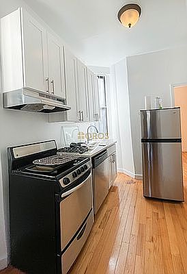5th image of 326 E 13th St APT 17