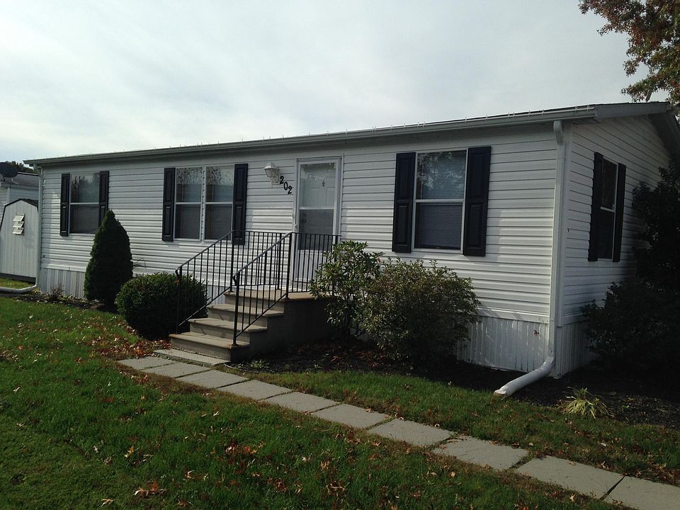 2nd image of 202 Oriole St