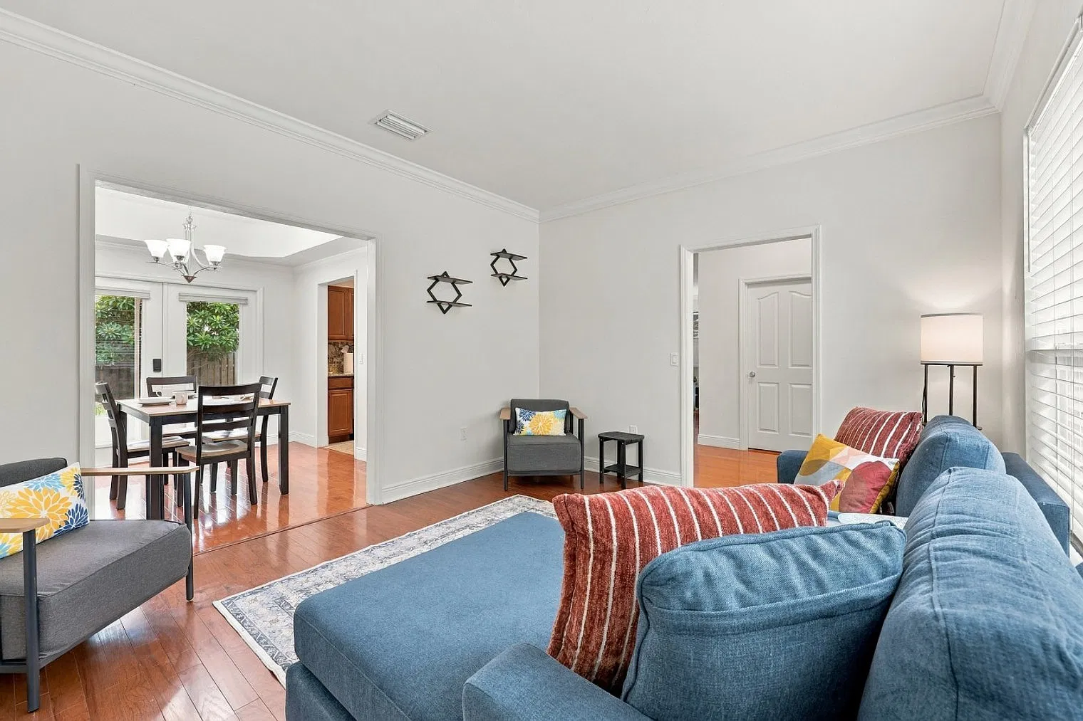 3 bed, 2.0 bath, 1582 sqft, $4,910 — Photo 4