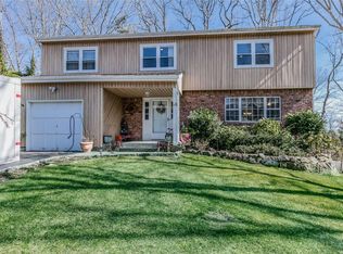 18 Gray Ave, Dix Hills, NY 11746