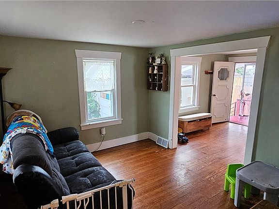 3rd image of 606 Bridge St