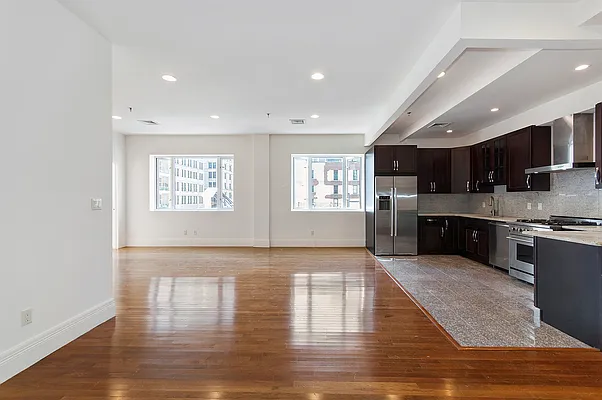 Rented by OneWorld Property Advisors | media 6