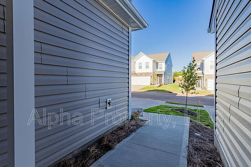 4 bed, 3.0 bath, 2439 sqft, $2,250 — Photo 3