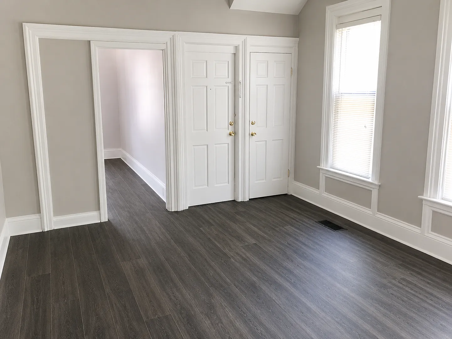 Updated, spacious 2 bedroom, 1 bathroom first floor apartment in the transforming Belknap neighbo... — Photo 2