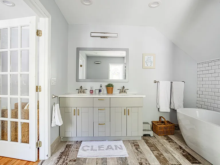 2300 Pine Tree Rd — Photo 9