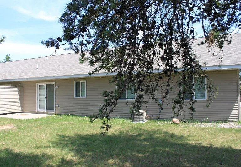 210 Hawkins Dr — Photo 2