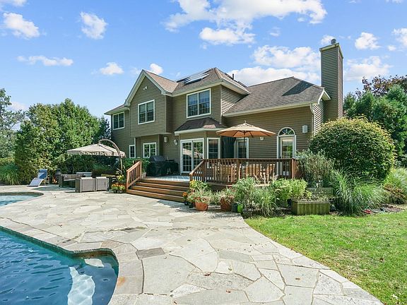 3rd image of 24 Charnwood Dr