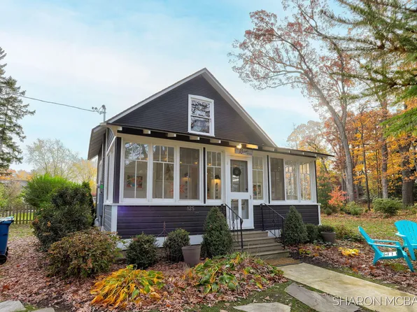 125 Elizabeth St, Saugatuck, MI 49453