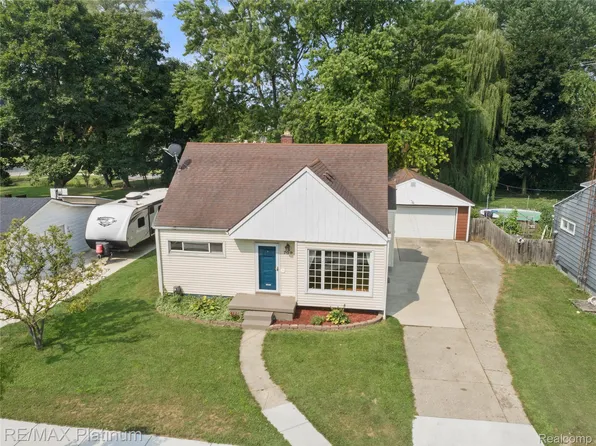 709 Elmwood Dr, Fenton, MI 48430