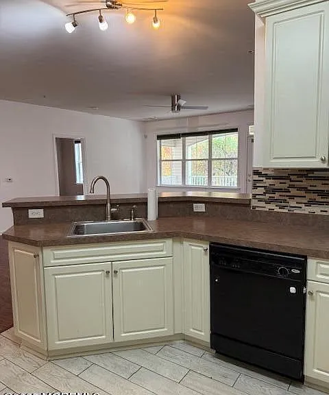 414 Sloan Ct — Photo 6