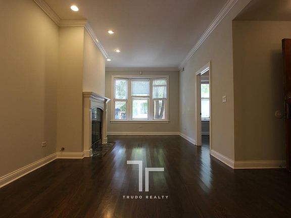 3rd image of 3846 N Southport Ave #461