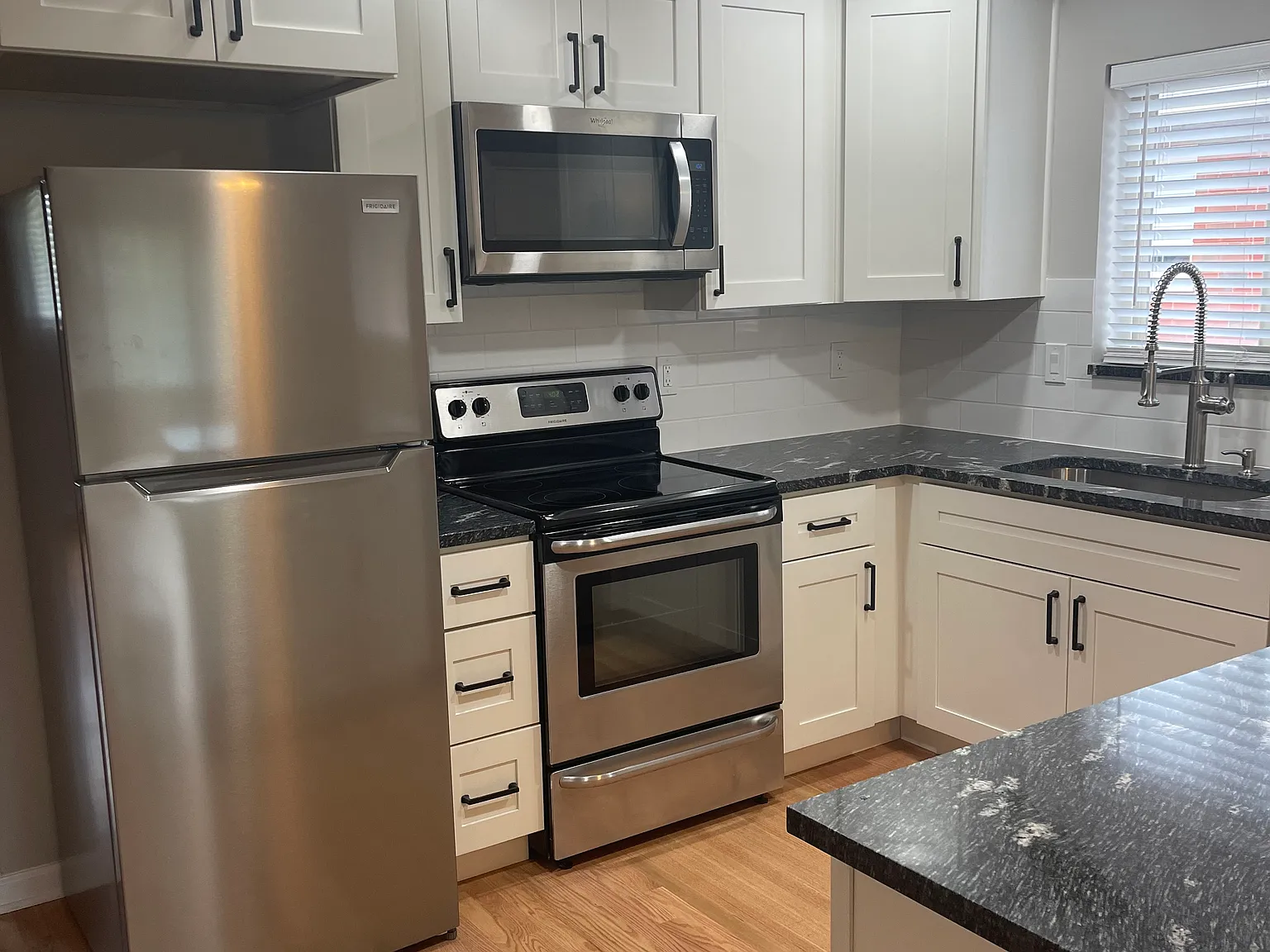 1 bed, 950 sqft, $1,650 — Photo 1