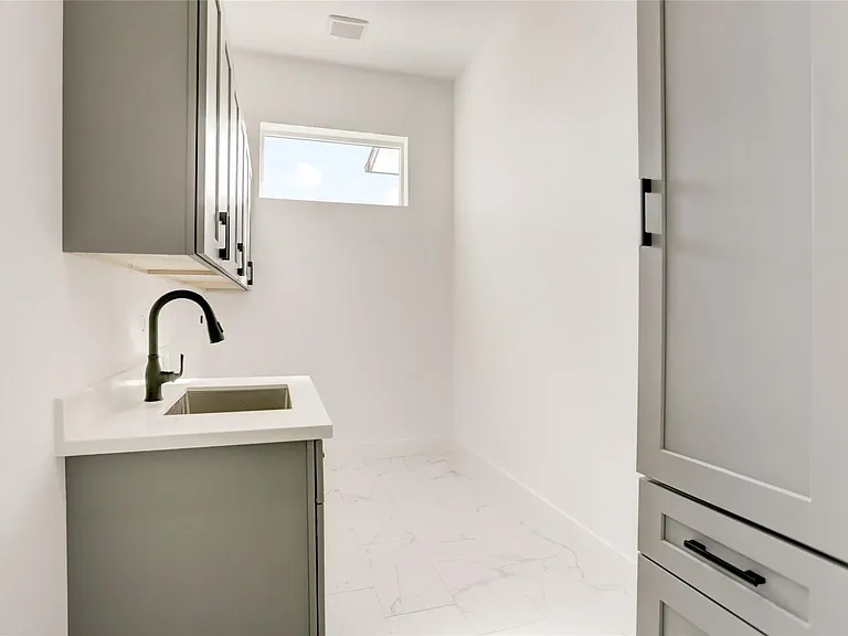 6816 Hartland Ave — Photo 32