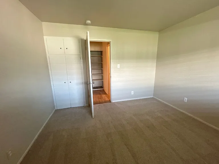 2941 Marconi — Photo 35