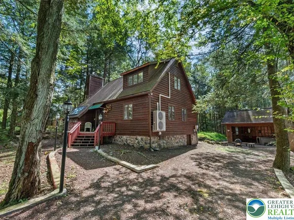 512 Sir Jeoffrey Ct, Pocono Lake, PA 18347