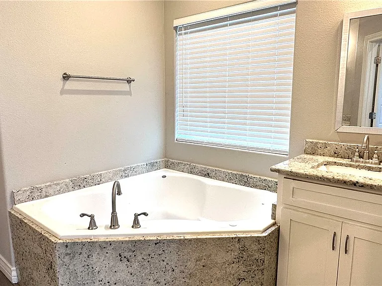 3734 Berkeley Dr — Photo 9