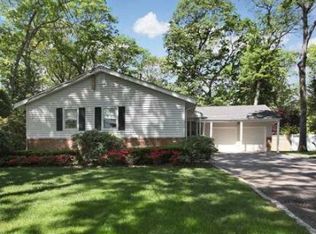 14 Southwoods Rd, Syosset, NY 11791