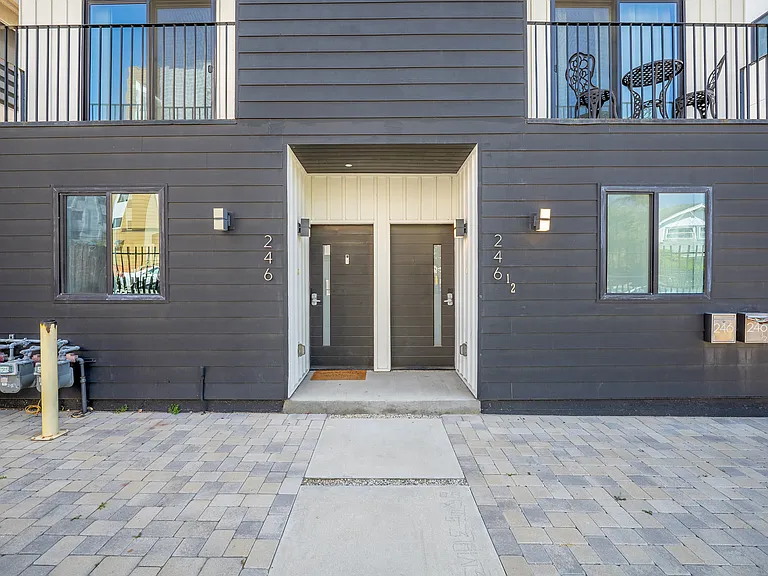 246 1/2 N Dillon St #246-1/2 — Photo 2
