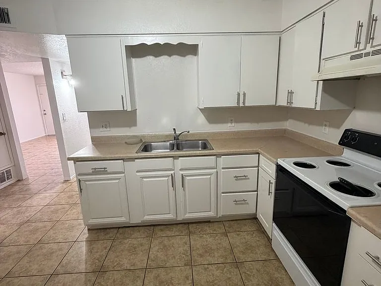 330 W 5th Pl — Photo 7