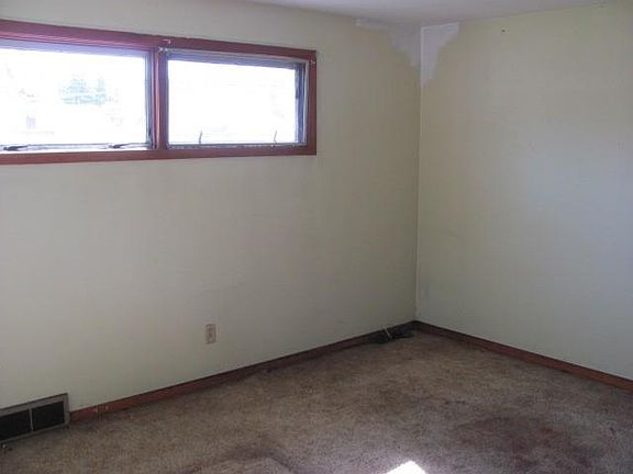3rd image of 4 Meadow Ln