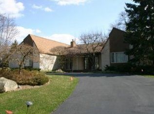 6072 Pickwood Dr, West Bloomfield, MI