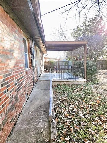 3 bed, 2.0 bath, 1324 sqft, $1,250 — Photo 2