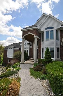 3rd image of 894 Jack Pine Dr