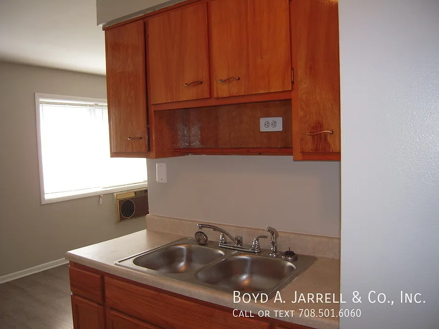 Rent Special $850.00 Air conditioned, one bedroom, immediate occupancy — Photo 2