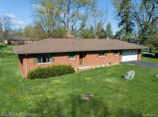 13296 Pomona Dr, Fenton, MI 48430
