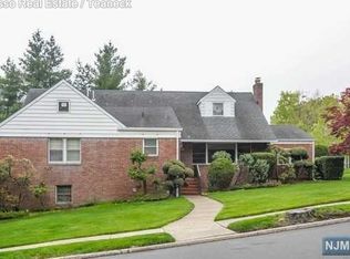 220 Vandelinda Ave, Teaneck, NJ 07666