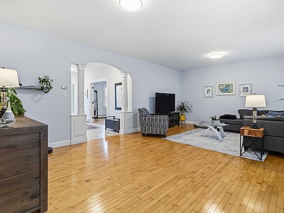 4th image of 93 Greenside Ln