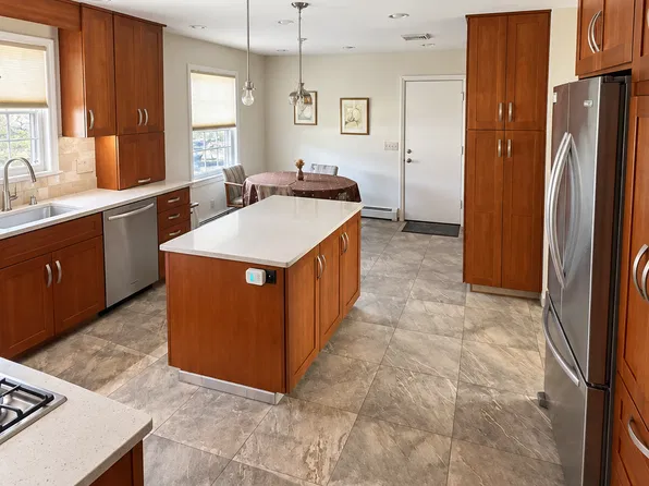 9 Courtenay Cir, Pittsford, NY 14534