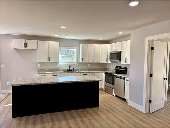 5th image of 110 Ware St