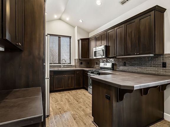 3rd image of 61205 SE Geary Dr
