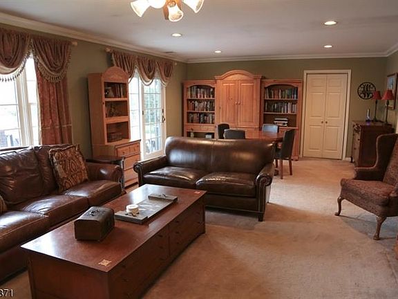 5th image of 13 Monmouth Ct