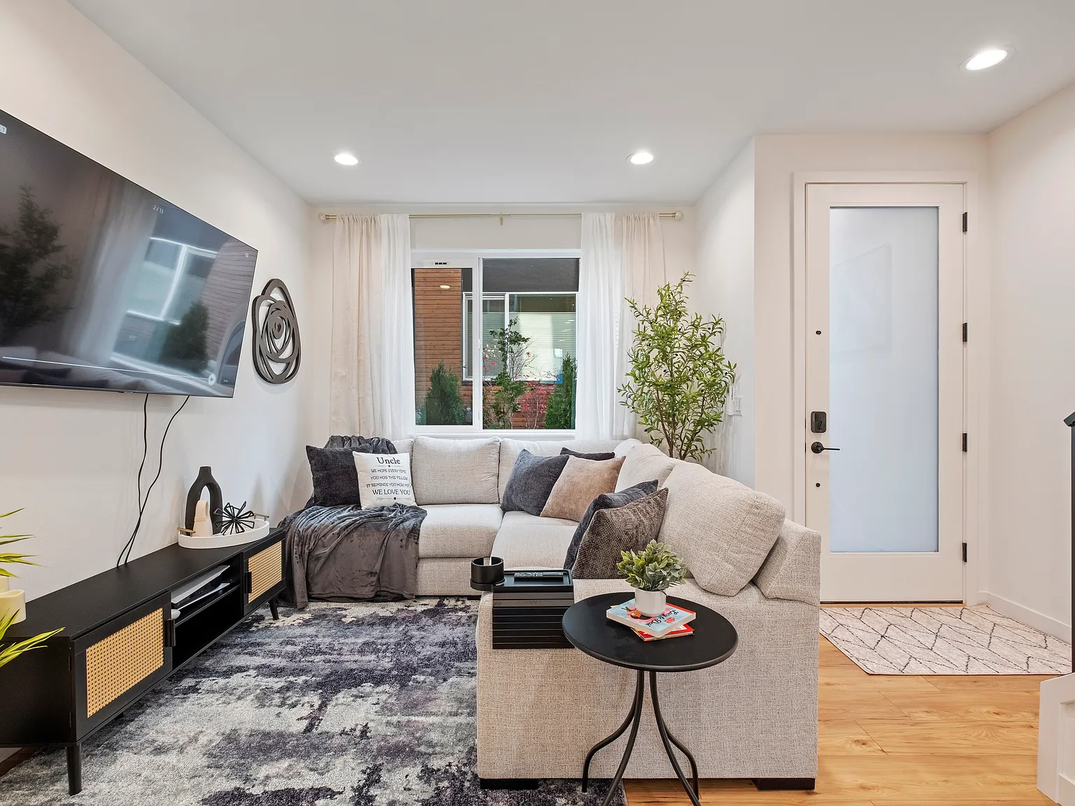 3 bed, 1428 sqft, $4,800 — Photo 3