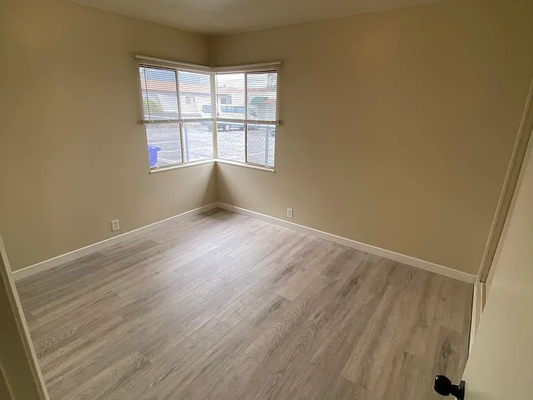 5712 N Charlotte Ave — Photo 32