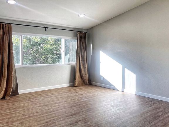 4th image of 7327 Willoughby Ave #7