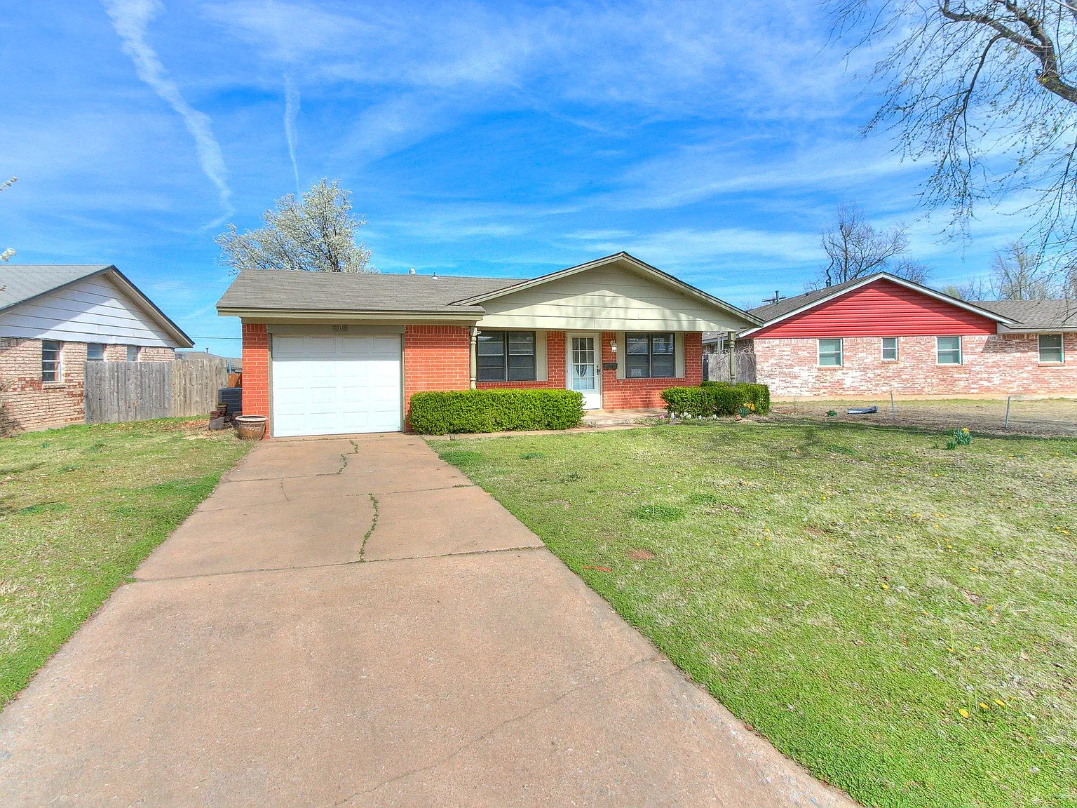 3 bed, 1.5 bath, 895 sqft, $1,050 — Photo 1