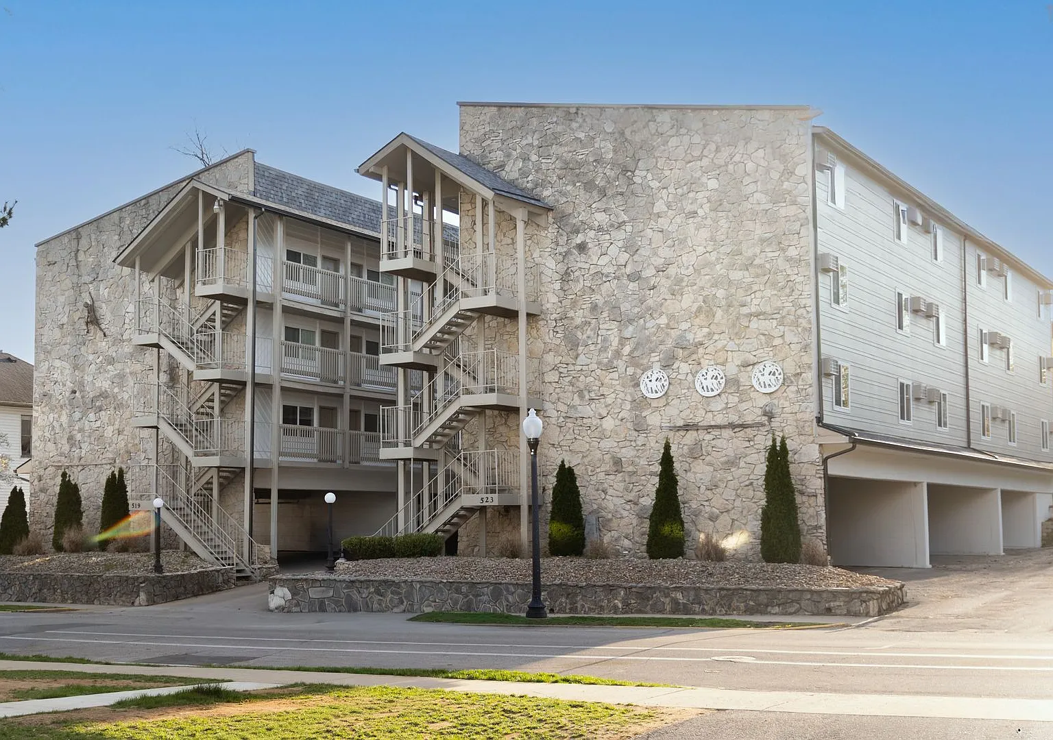 519 N Lincoln St — Photo 2