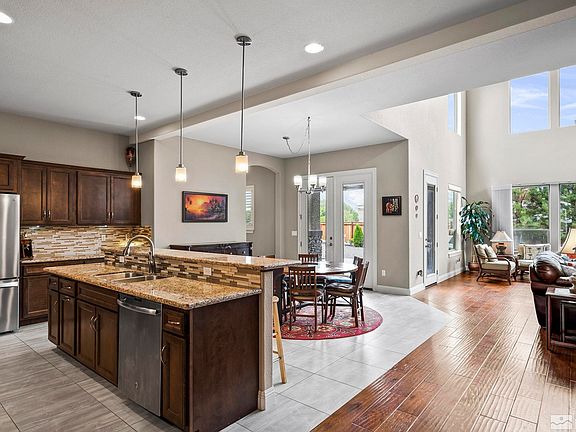 4th image of 1002 Cobblestone Dr