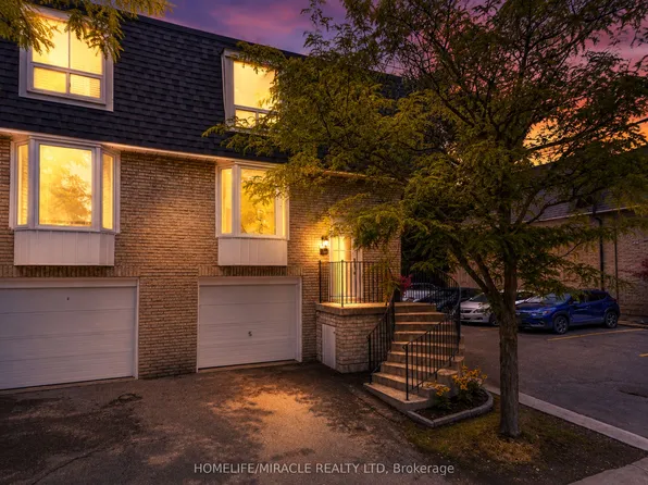 210 Royal Orchard Blvd #51, Markham, ON L3T 3E7