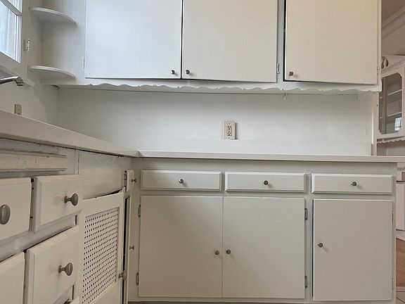 4th image of 2103 N Beachwood Dr
