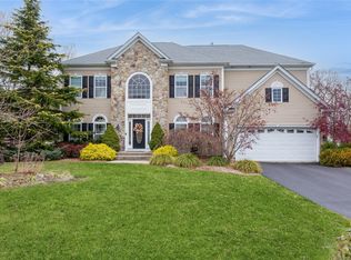 48 Avolet Ct, Mount Sinai, NY 11766