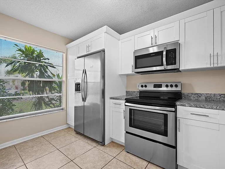 144 Deerfield Ct — Photo 1